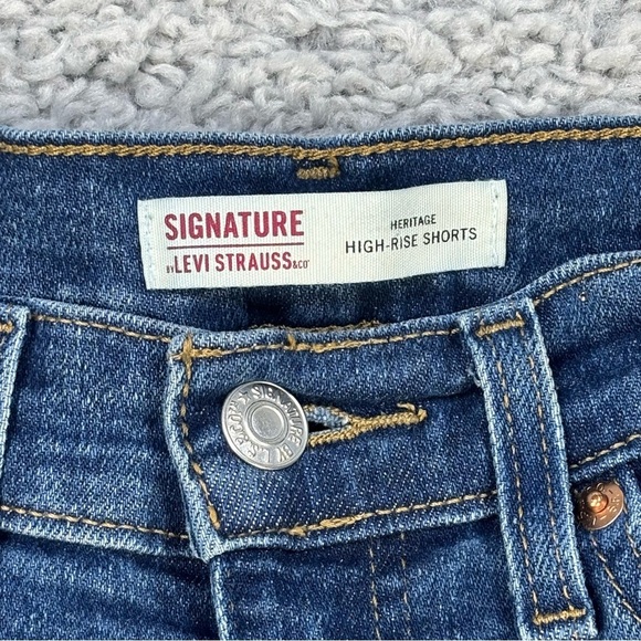 Levi's Shorts Womens 6 High Rise Stretch Classic Casual Raw Hem Frayed Everyday - Picture 2 of 6